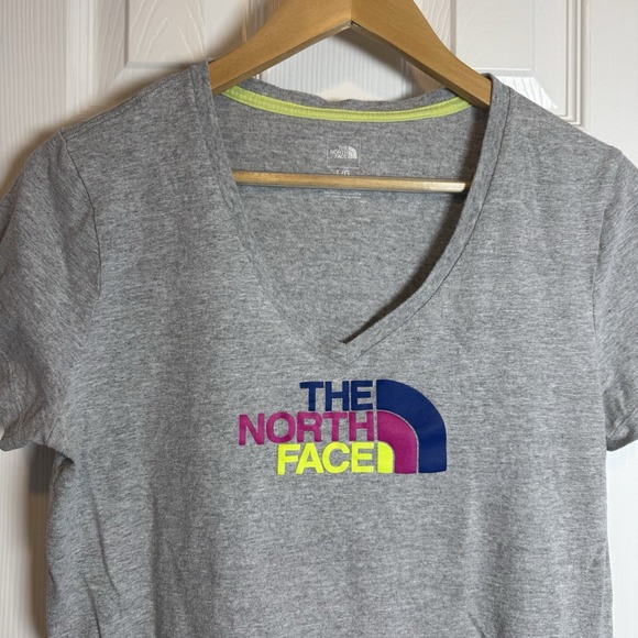 The North Face Tee Shirt Womens Large Spell Out Gray Short Sleeve Vee Neck A20 - Picture 2 of 5